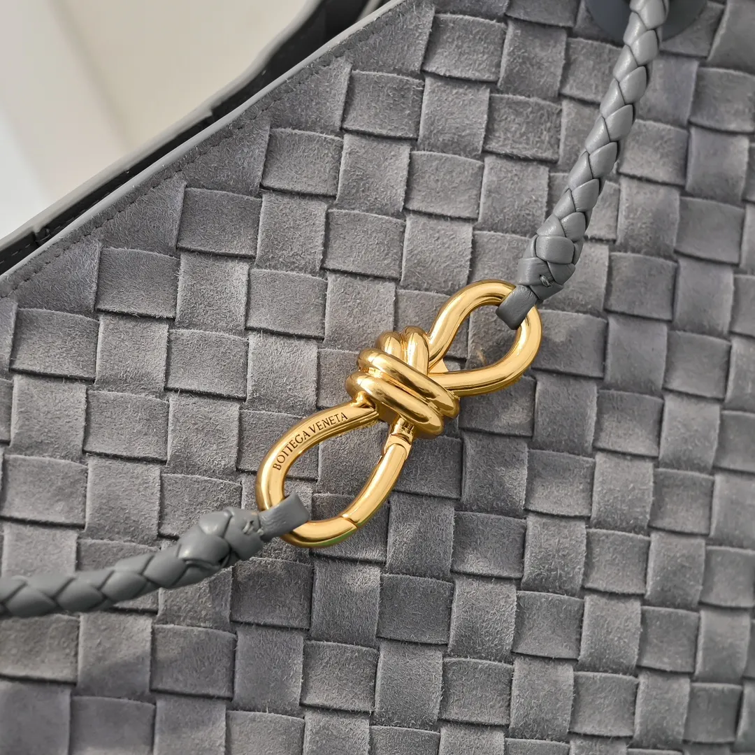 Batch 2360 BV new Andiamo is shipped‼ ️Really popular🔥The new Andiamo woven handbag launched by Bottega Veneta this season is really popular all over the world! ! Celebrities at home and abroad have worn it, and Oscar-winning actress Michelle Yeoh has taken it out on the street. Song Jia, Trai Yara, Yu Feihong, Sanji Ayaka, Rosie Hunting-Whiteley, Yoshioka Riho, etc. have all picked up this bag. It is classic and versatile, showing off its temperament, and the bag capacity is also large, which is very convenient for daily commuting! ! A variety of carrying methods, the shoulder straps can be adjusted by yourself, the original lambskin feels soft and delicate, and the unisex style breaks gender boundaries and brings a more practical and longer-lasting use experience. Andiamo, which has both elegant and casual styles, perfectly interprets the true appearance of "fashionable old money style". Style number: 8463 Size: 32*24*12